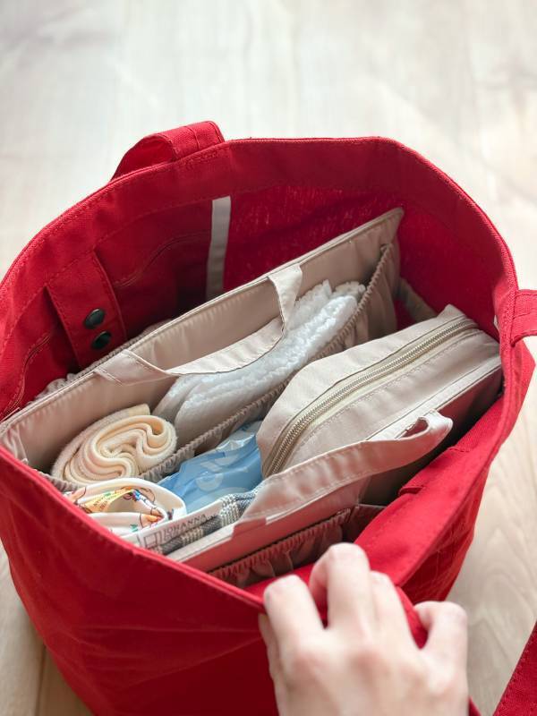 ベビーとの帰省にも！ただのトートを多機能ママバッグに変える裏技アイテムの話【インスタグラマーさんのもの選び】[PR]