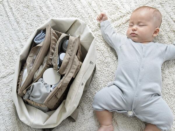 ベビーとの帰省にも！ただのトートを多機能ママバッグに変える裏技アイテムの話【インスタグラマーさんのもの選び】[PR]