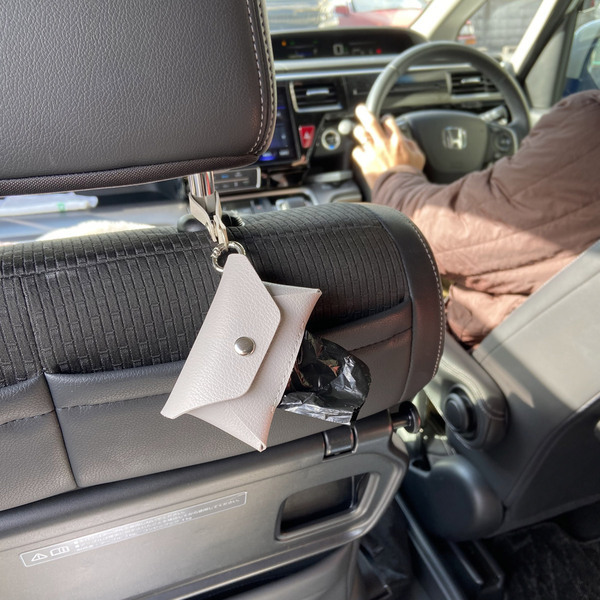 うっかり忘れない、チャーム感覚の「bon moment フェイクレザー携帯ゴミ袋ケース」[PR]