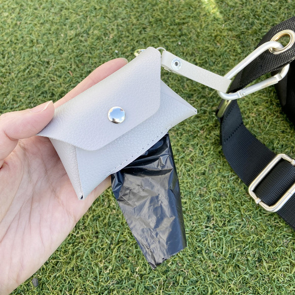 うっかり忘れない、チャーム感覚の「bon moment フェイクレザー携帯ゴミ袋ケース」[PR]