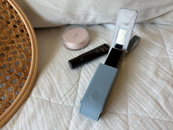 化粧直しも、身だしなみチェックも一瞬で。買って正解！スタッフのお気に入り「本革リップケース」レポ[PR]