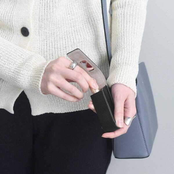 化粧直しも、身だしなみチェックも一瞬で。買って正解！スタッフのお気に入り「本革リップケース」レポ[PR]