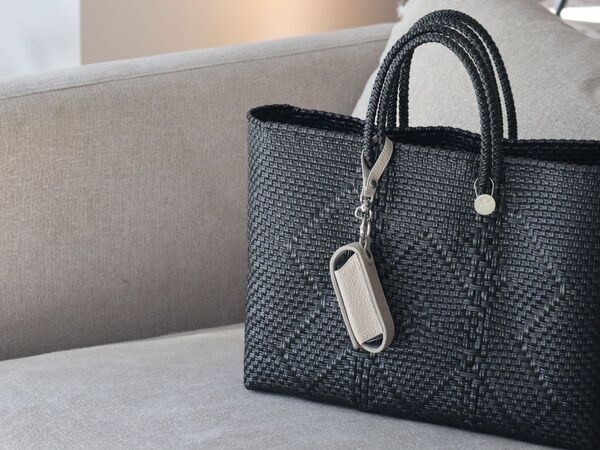 化粧直しも、身だしなみチェックも一瞬で。買って正解！スタッフのお気に入り「本革リップケース」レポ[PR]