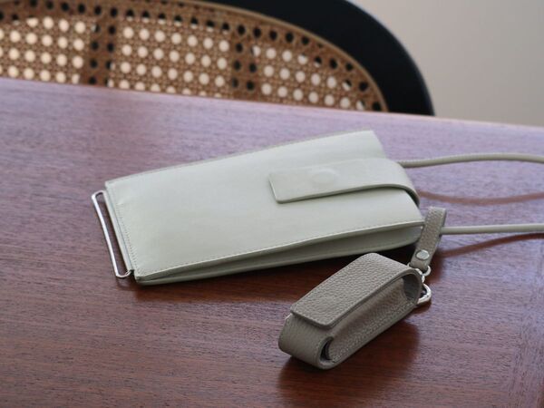 化粧直しも、身だしなみチェックも一瞬で。買って正解！スタッフのお気に入り「本革リップケース」レポ[PR]