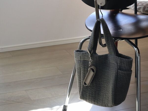 化粧直しも、身だしなみチェックも一瞬で。買って正解！スタッフのお気に入り「本革リップケース」レポ[PR]