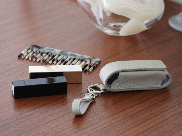 化粧直しも、身だしなみチェックも一瞬で。買って正解！スタッフのお気に入り「本革リップケース」レポ[PR]