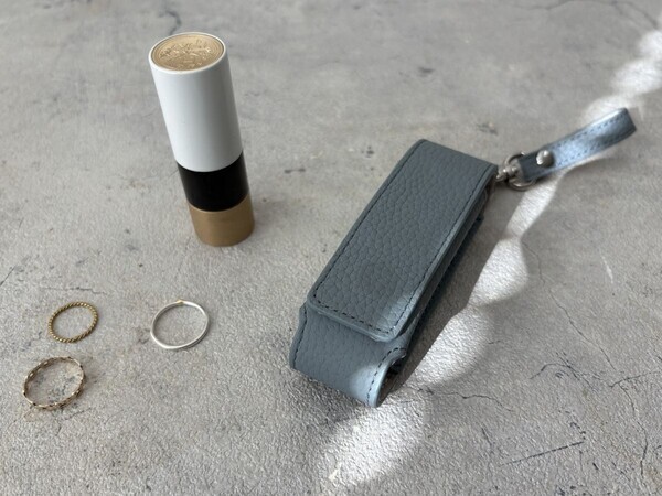 化粧直しも、身だしなみチェックも一瞬で。買って正解！スタッフのお気に入り「本革リップケース」レポ[PR]