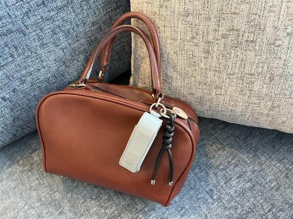 化粧直しも、身だしなみチェックも一瞬で。買って正解！スタッフのお気に入り「本革リップケース」レポ[PR]