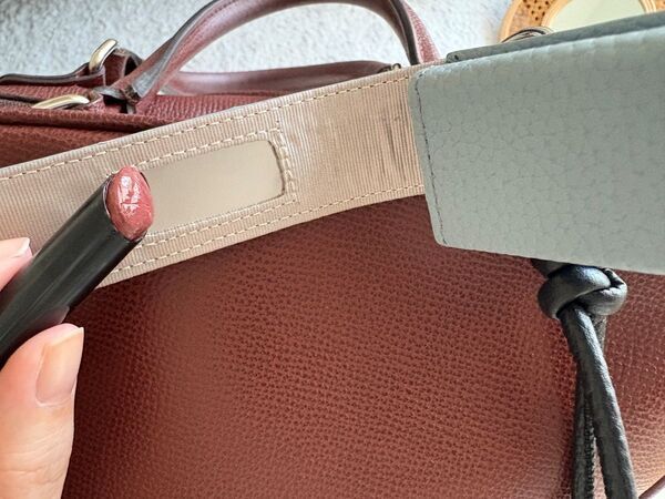 化粧直しも、身だしなみチェックも一瞬で。買って正解！スタッフのお気に入り「本革リップケース」レポ[PR]