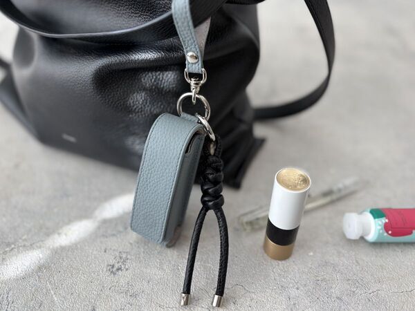 化粧直しも、身だしなみチェックも一瞬で。買って正解！スタッフのお気に入り「本革リップケース」レポ[PR]