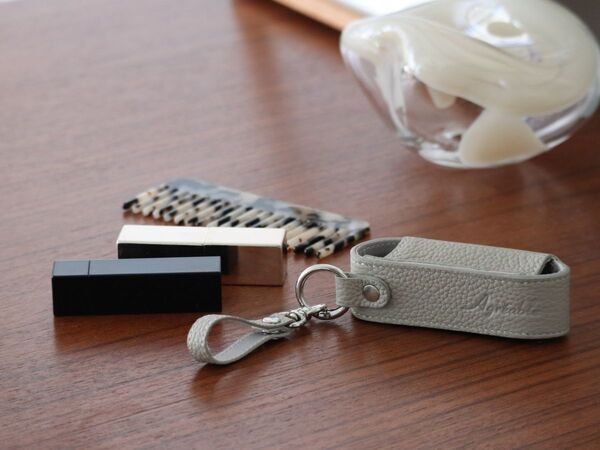 化粧直しも、身だしなみチェックも一瞬で。買って正解！スタッフのお気に入り「本革リップケース」レポ[PR]