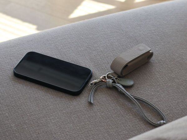 化粧直しも、身だしなみチェックも一瞬で。買って正解！スタッフのお気に入り「本革リップケース」レポ[PR]