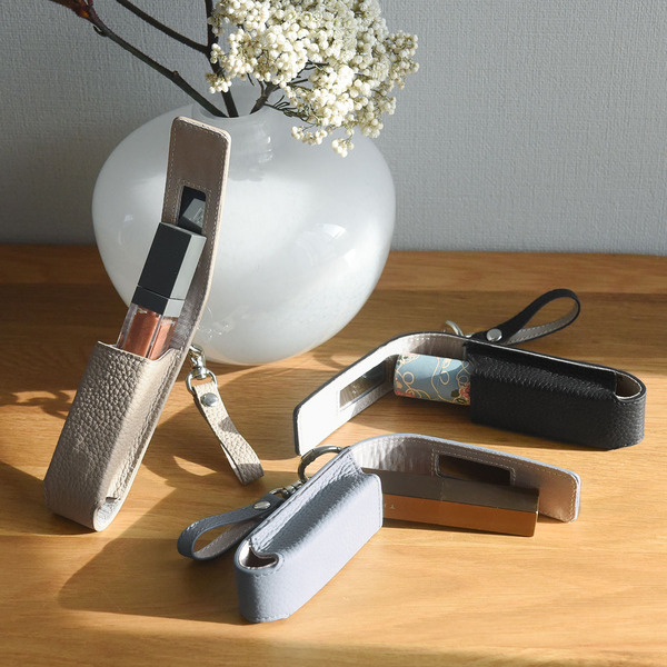 化粧直しも、身だしなみチェックも一瞬で。買って正解！スタッフのお気に入り「本革リップケース」レポ[PR]