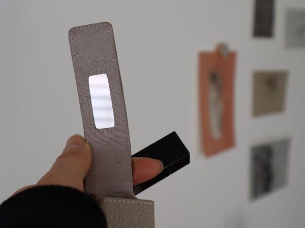 化粧直しも、身だしなみチェックも一瞬で。買って正解！スタッフのお気に入り「本革リップケース」レポ[PR]