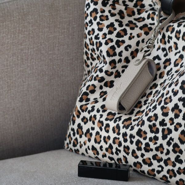 化粧直しも、身だしなみチェックも一瞬で。買って正解！スタッフのお気に入り「本革リップケース」レポ[PR]