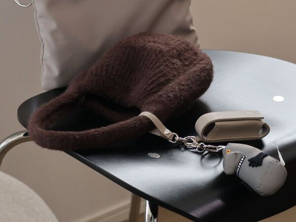 化粧直しも、身だしなみチェックも一瞬で。買って正解！スタッフのお気に入り「本革リップケース」レポ[PR]