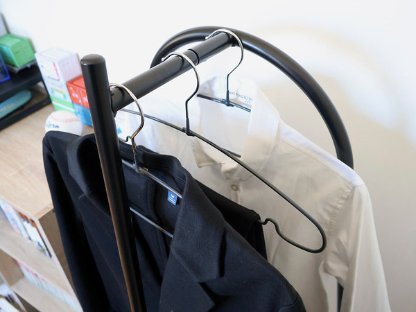 中高生の制服収納にも最適。コンパクトサイズな「Ordreのコートハンガー」[PR]