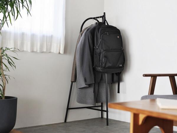 花粉のついたコートは玄関を定位置に！安定していてコンパクト・子どももかけやすいとIGさんも褒めたコートハンガーの話[PR]