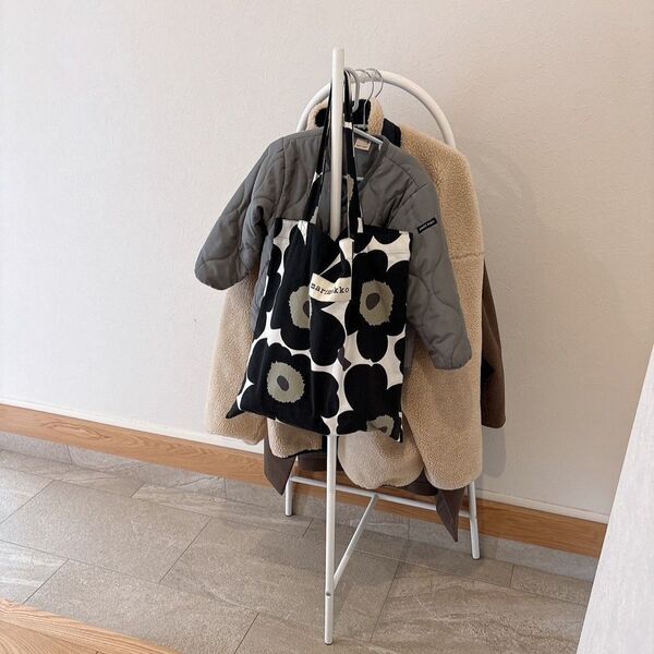 花粉のついたコートは玄関を定位置に！安定していてコンパクト・子どももかけやすいとIGさんも褒めたコートハンガーの話[PR]