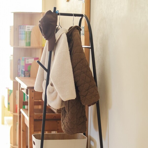 花粉のついたコートは玄関を定位置に！安定していてコンパクト・子どももかけやすいとIGさんも褒めたコートハンガーの話[PR]