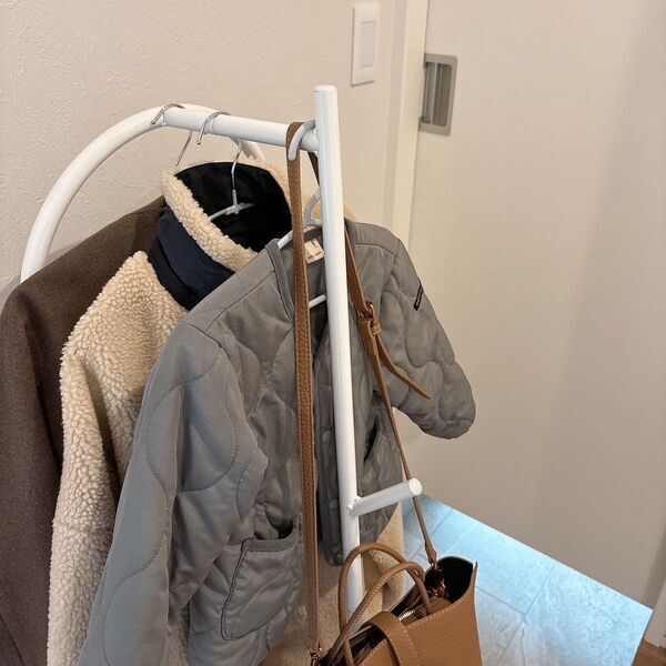 花粉のついたコートは玄関を定位置に！安定していてコンパクト・子どももかけやすいとIGさんも褒めたコートハンガーの話[PR]