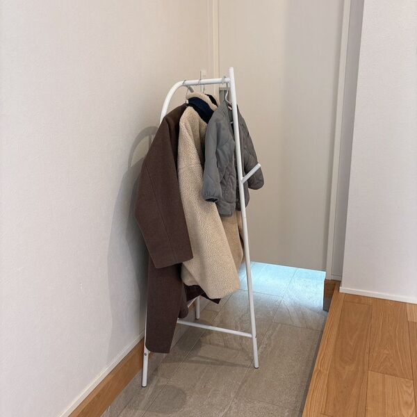 花粉のついたコートは玄関を定位置に！安定していてコンパクト・子どももかけやすいとIGさんも褒めたコートハンガーの話[PR]