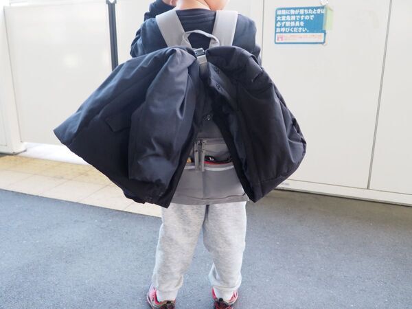 外出先での「脱いだ上着どうする？」を解決！入学前に少しずつ“自分で持つ”が身につくキッズリュック[PR]
