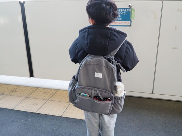 外出先での「脱いだ上着どうする？」を解決！入学前に少しずつ“自分で持つ”が身につくキッズリュック[PR]