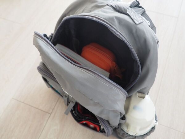 外出先での「脱いだ上着どうする？」を解決！入学前に少しずつ“自分で持つ”が身につくキッズリュック[PR]