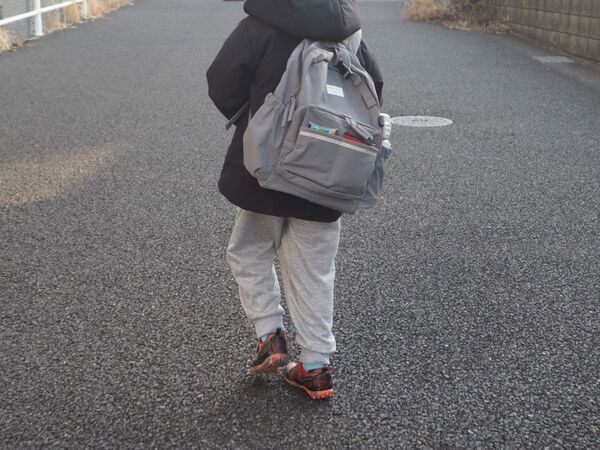 外出先での「脱いだ上着どうする？」を解決！入学前に少しずつ“自分で持つ”が身につくキッズリュック[PR]