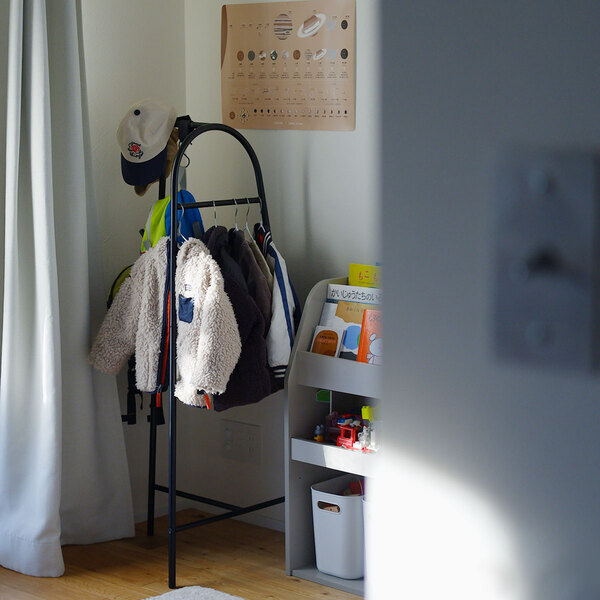 「自分で選ぶ」が嬉しいコートハンガー。子どもの成長に合わせて自由な使い方をご紹介。[PR]