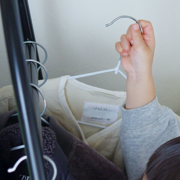 「自分で選ぶ」が嬉しいコートハンガー。子どもの成長に合わせて自由な使い方をご紹介。[PR]