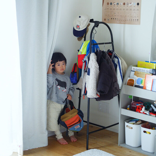 「自分で選ぶ」が嬉しいコートハンガー。子どもの成長に合わせて自由な使い方をご紹介。[PR]