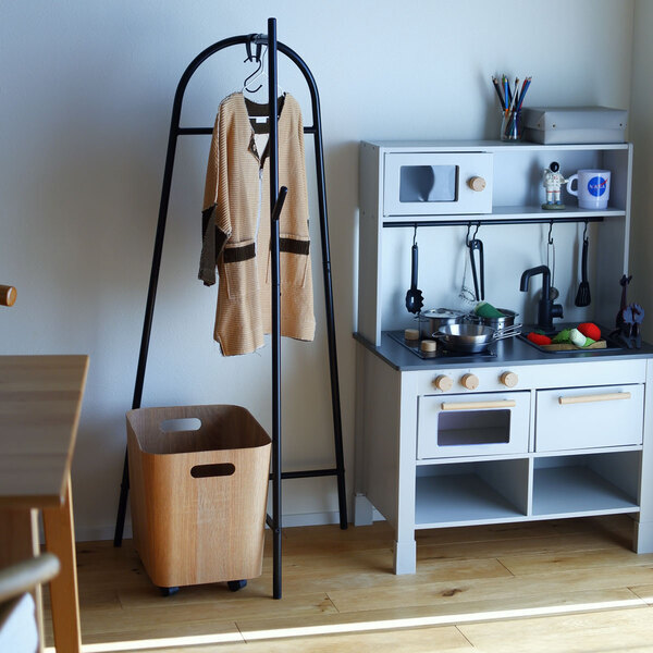 「自分で選ぶ」が嬉しいコートハンガー。子どもの成長に合わせて自由な使い方をご紹介。[PR]