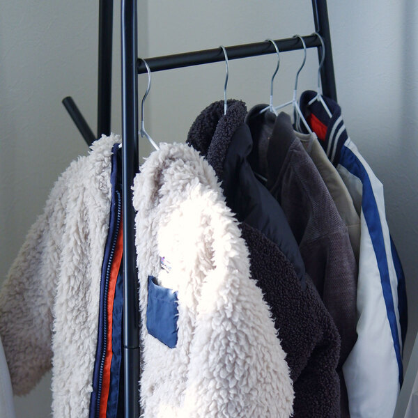 「自分で選ぶ」が嬉しいコートハンガー。子どもの成長に合わせて自由な使い方をご紹介。[PR]