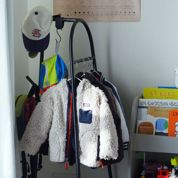 「自分で選ぶ」が嬉しいコートハンガー。子どもの成長に合わせて自由な使い方をご紹介。[PR]