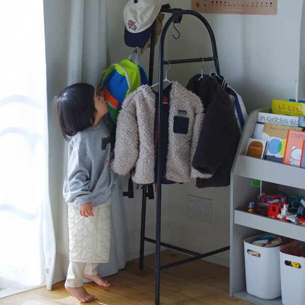 「自分で選ぶ」が嬉しいコートハンガー。子どもの成長に合わせて自由な使い方をご紹介。[PR]