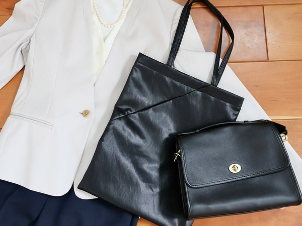 春の式典の必須アイテム。私は、オンにもオフにも使えるフェイクレザーのサブバッグを選びました。[PR]