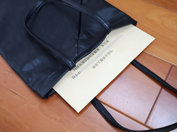 春の式典の必須アイテム。私は、オンにもオフにも使えるフェイクレザーのサブバッグを選びました。[PR]