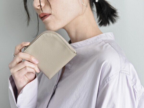 ハンカチサイズで持てる！？薄さわずか8mmの手のひら財布が、キャッシュレス時代にちょうどいい。[PR]