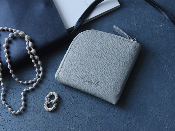 ハンカチサイズで持てる！？薄さわずか8mmの手のひら財布が、キャッシュレス時代にちょうどいい。[PR]