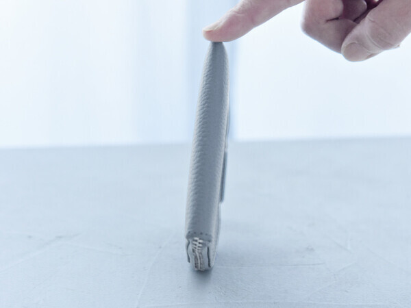 ハンカチサイズで持てる！？薄さわずか8mmの手のひら財布が、キャッシュレス時代にちょうどいい。[PR]