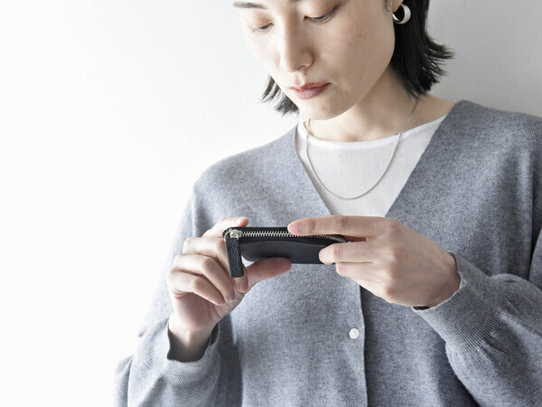 ハンカチサイズで持てる！？薄さわずか8mmの手のひら財布が、キャッシュレス時代にちょうどいい。[PR]