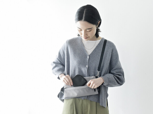 ハンカチサイズで持てる！？薄さわずか8mmの手のひら財布が、キャッシュレス時代にちょうどいい。[PR]