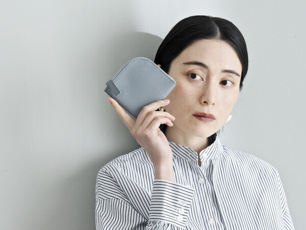 ハンカチサイズで持てる！？薄さわずか8mmの手のひら財布が、キャッシュレス時代にちょうどいい。[PR]