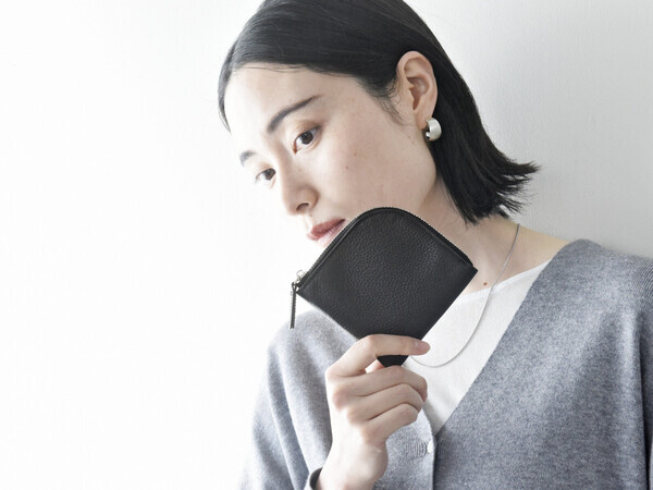 ハンカチサイズで持てる！？薄さわずか8mmの手のひら財布が、キャッシュレス時代にちょうどいい。[PR]