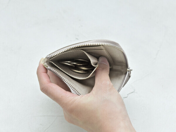 ハンカチサイズで持てる！？薄さわずか8mmの手のひら財布が、キャッシュレス時代にちょうどいい。[PR]
