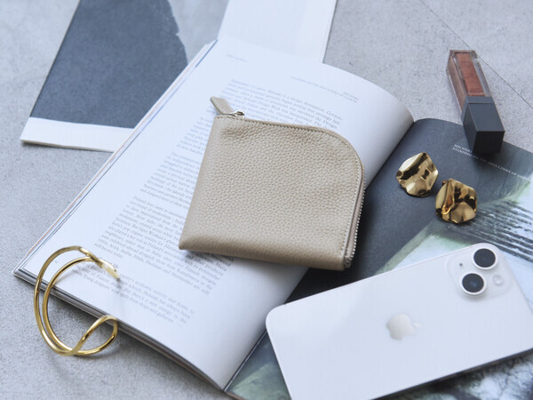 ハンカチサイズで持てる！？薄さわずか8mmの手のひら財布が、キャッシュレス時代にちょうどいい。[PR]