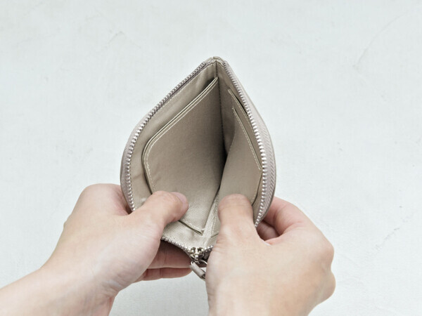 ハンカチサイズで持てる！？薄さわずか8mmの手のひら財布が、キャッシュレス時代にちょうどいい。[PR]