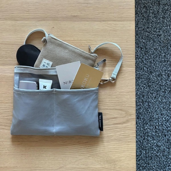 バッグごちゃ～…に悩むスタッフ3名が実践！『吊り下げポケット』ちょい足しで、日々の快適指数アップ[PR]